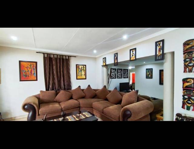 8 BEDROOM HOUSE FOR SALE IN VAN RIEBEECK PARK